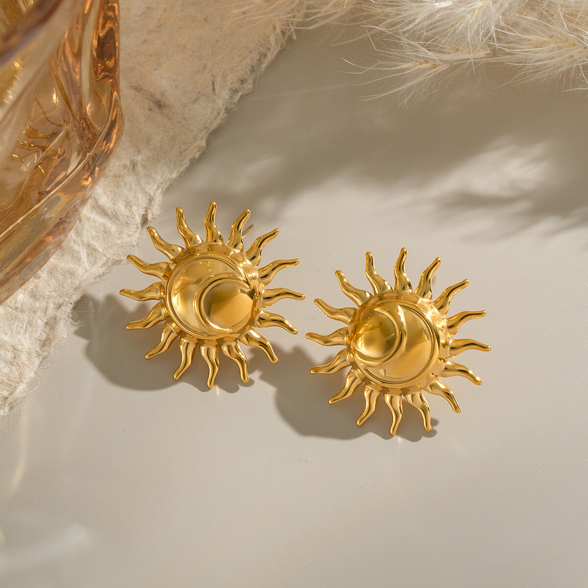 Set di orecchini color oro impermeabili in acciaio inossidabile Sun Immagine2