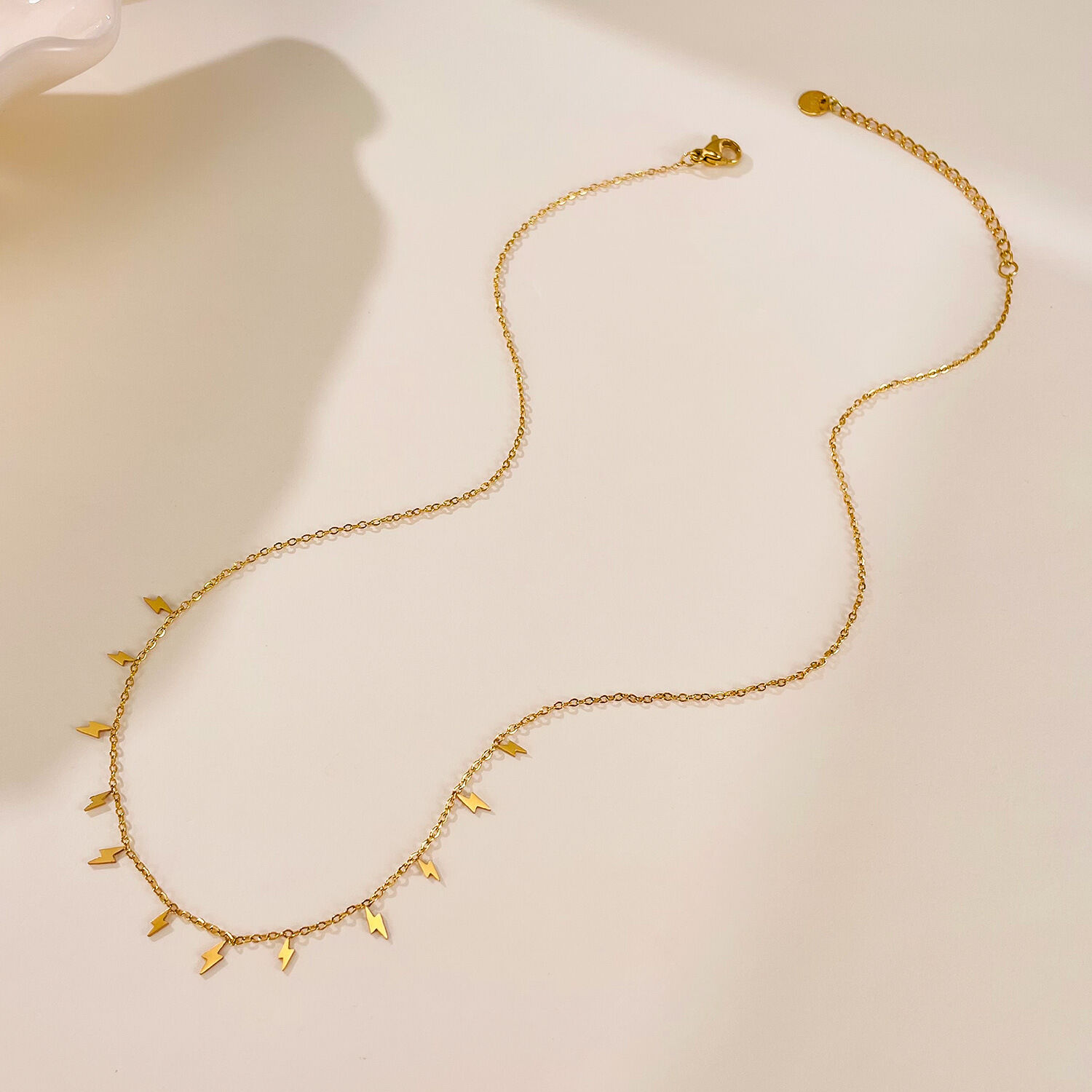1 pezzo di collana con ciondolo da donna in acciaio inossidabile impermeabile color oro con forma brillante Immagine2