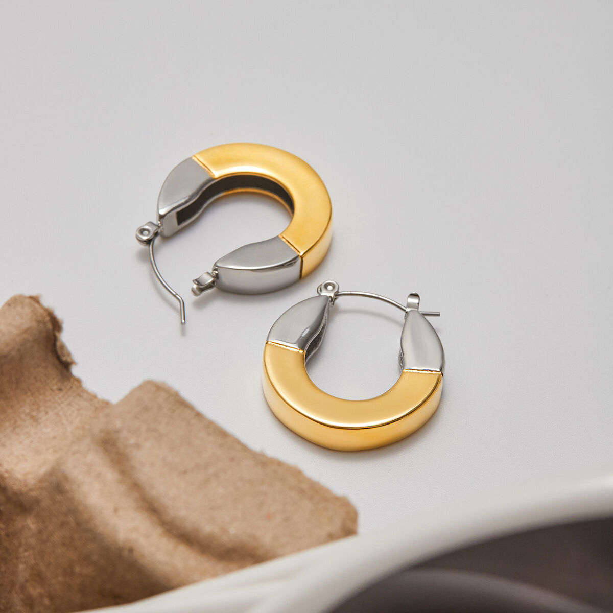 1 paio di orecchini a cerchio da donna moderni, geometrici, in acciaio inossidabile, impermeabili, color oro h5 Immagine2