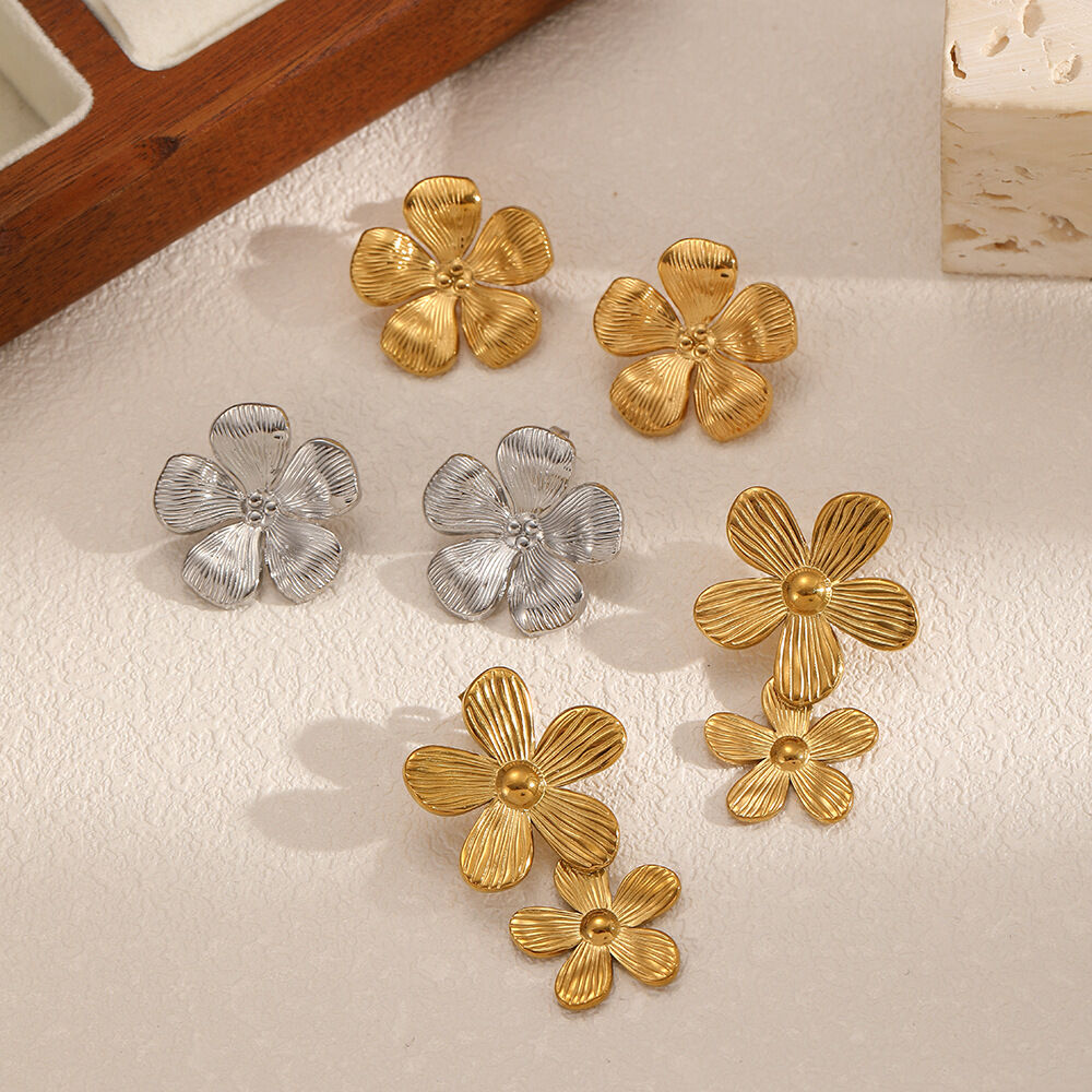 1 Pair Retro Flower Stainless Steel Waterproof Gold Color Stud Earrings