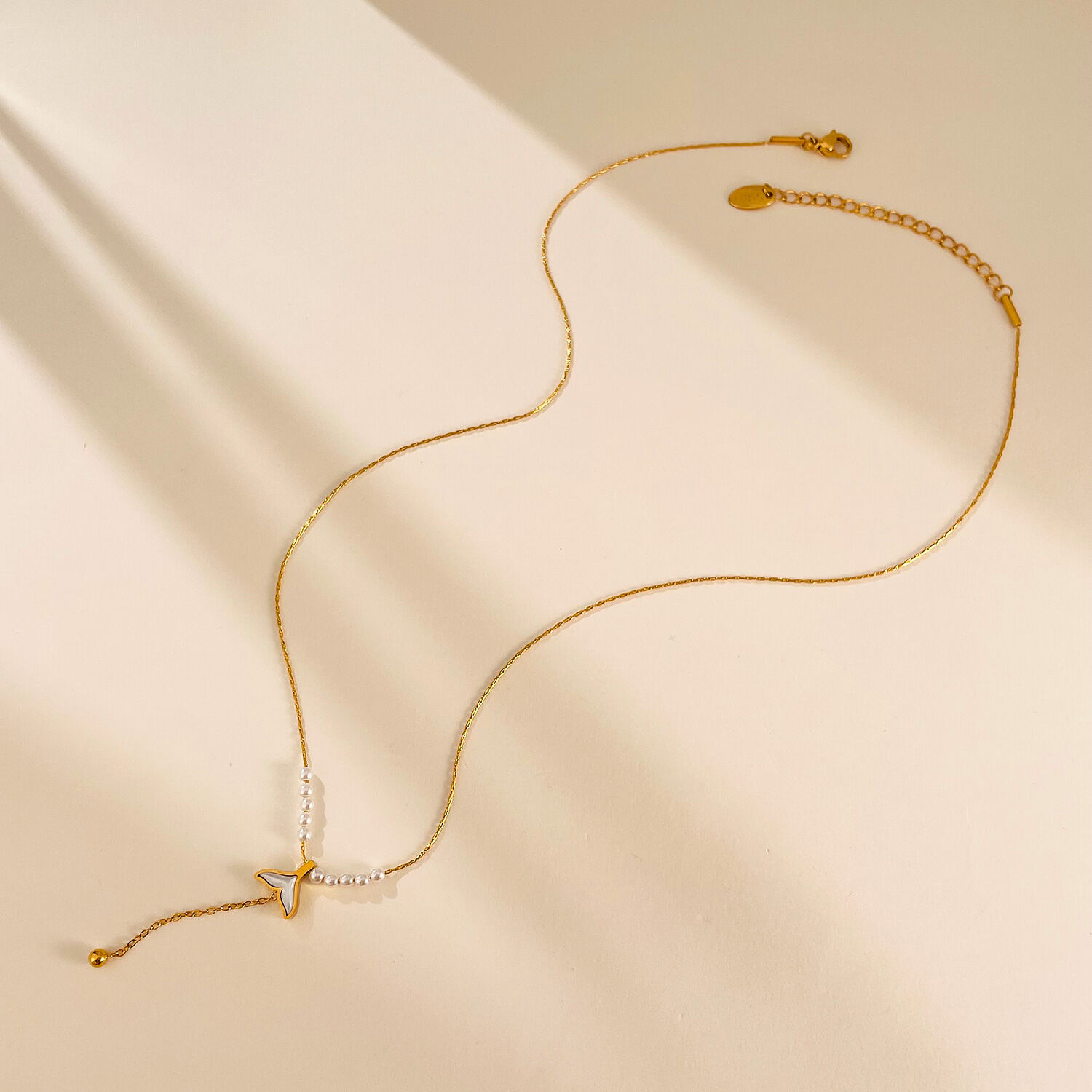 Collana con ciondolo da donna color oro impermeabile in acciaio inossidabile a forma di coda di pesce, 1 pezzo, serie semplice Immagine3