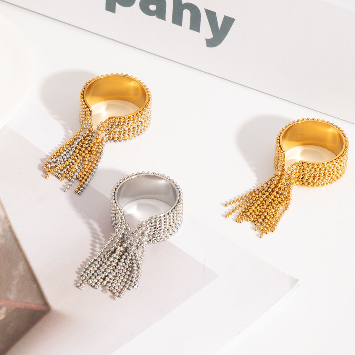 1-teiliger Statement-Ring aus wasserdichtem Edelstahl mit Quaste in Goldfarbe Bild2