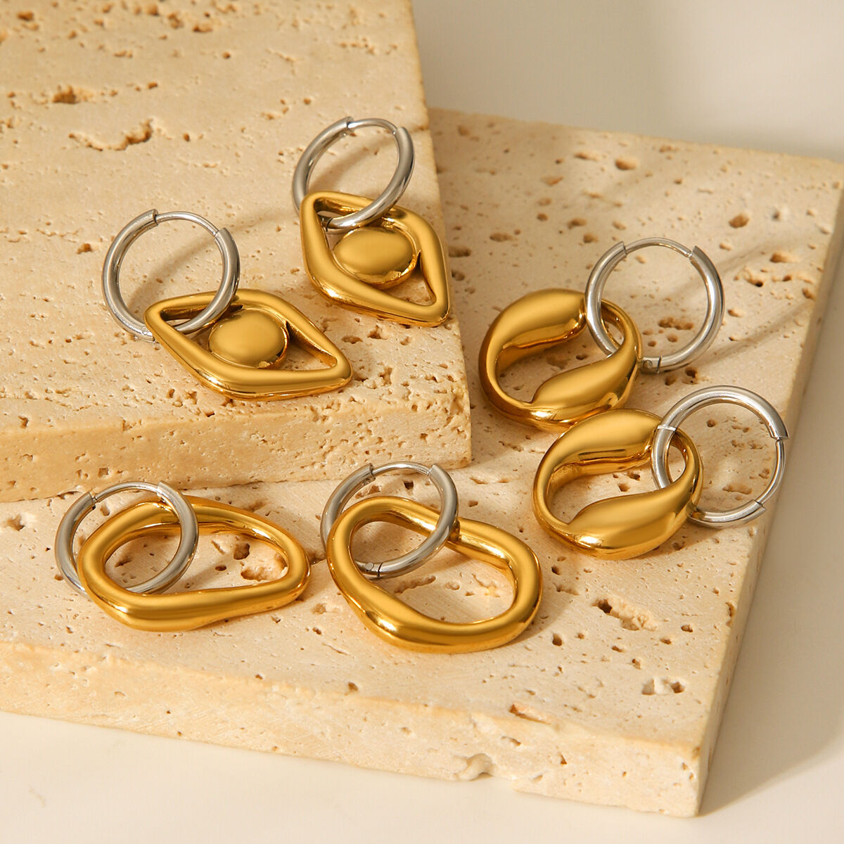 1 Paar schlichte, unregelmäßig geformte, wasserfeste, goldfarbene Creolen aus Edelstahl für Damen – perfekt für den Alltag. h5 Bild3