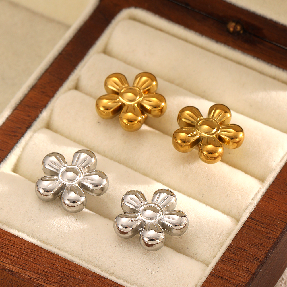 1 paio di orecchini a bottone in acciaio inossidabile color oro impermeabili a forma di fiore
