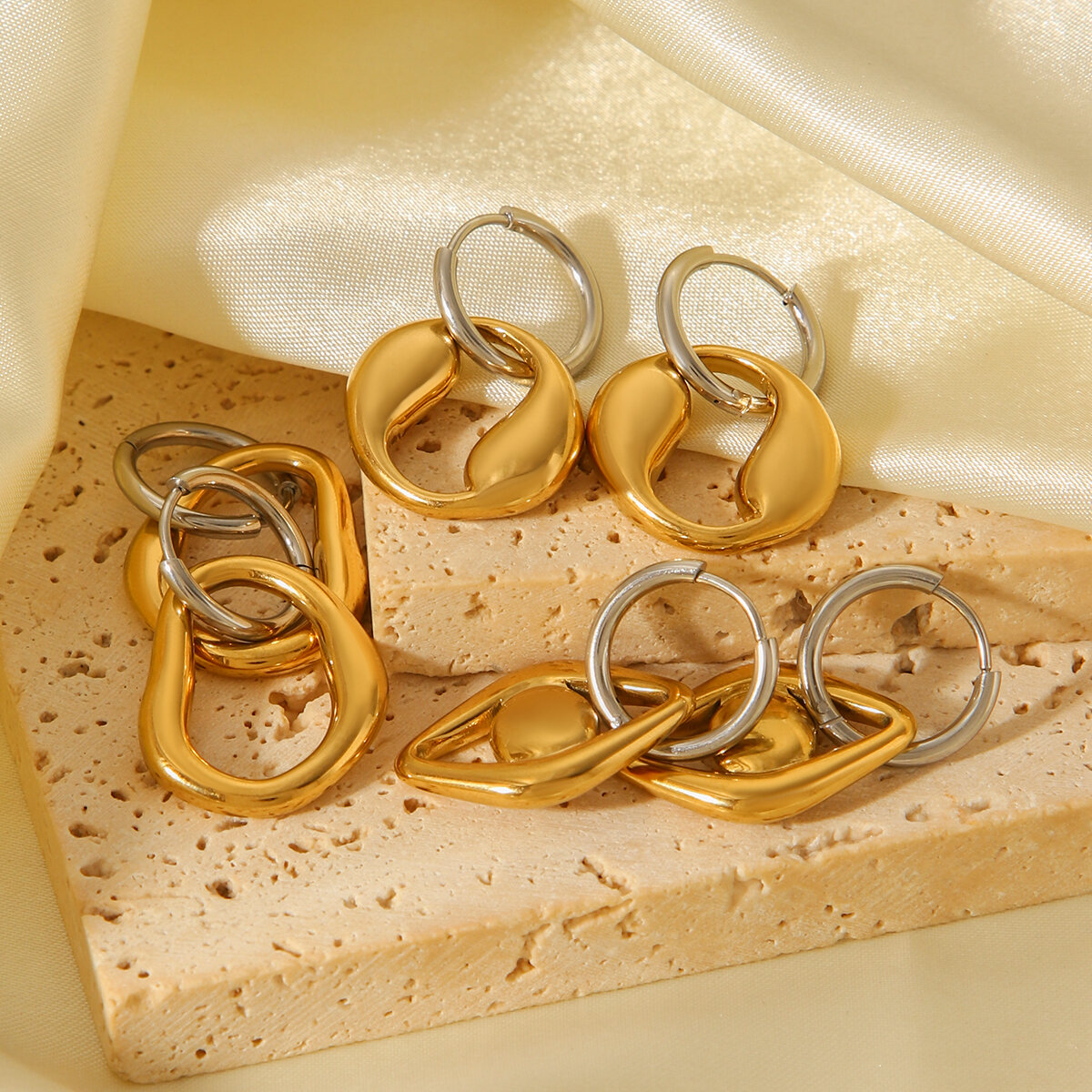 1 Paar schlichte, unregelmäßig geformte, wasserfeste, goldfarbene Creolen aus Edelstahl für Damen – perfekt für den Alltag. h5 Bild6