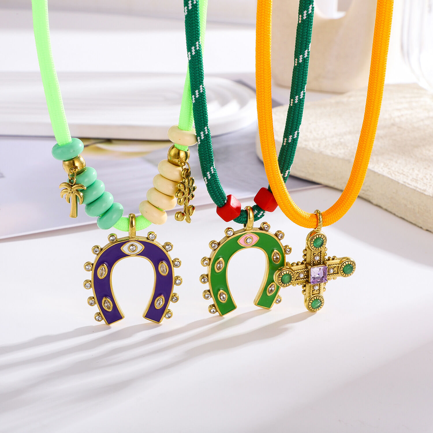 1 pezzo di collana con ciondolo da donna color oro impermeabile in acciaio inossidabile a forma di ferro di cavallo tropicale Immagine4