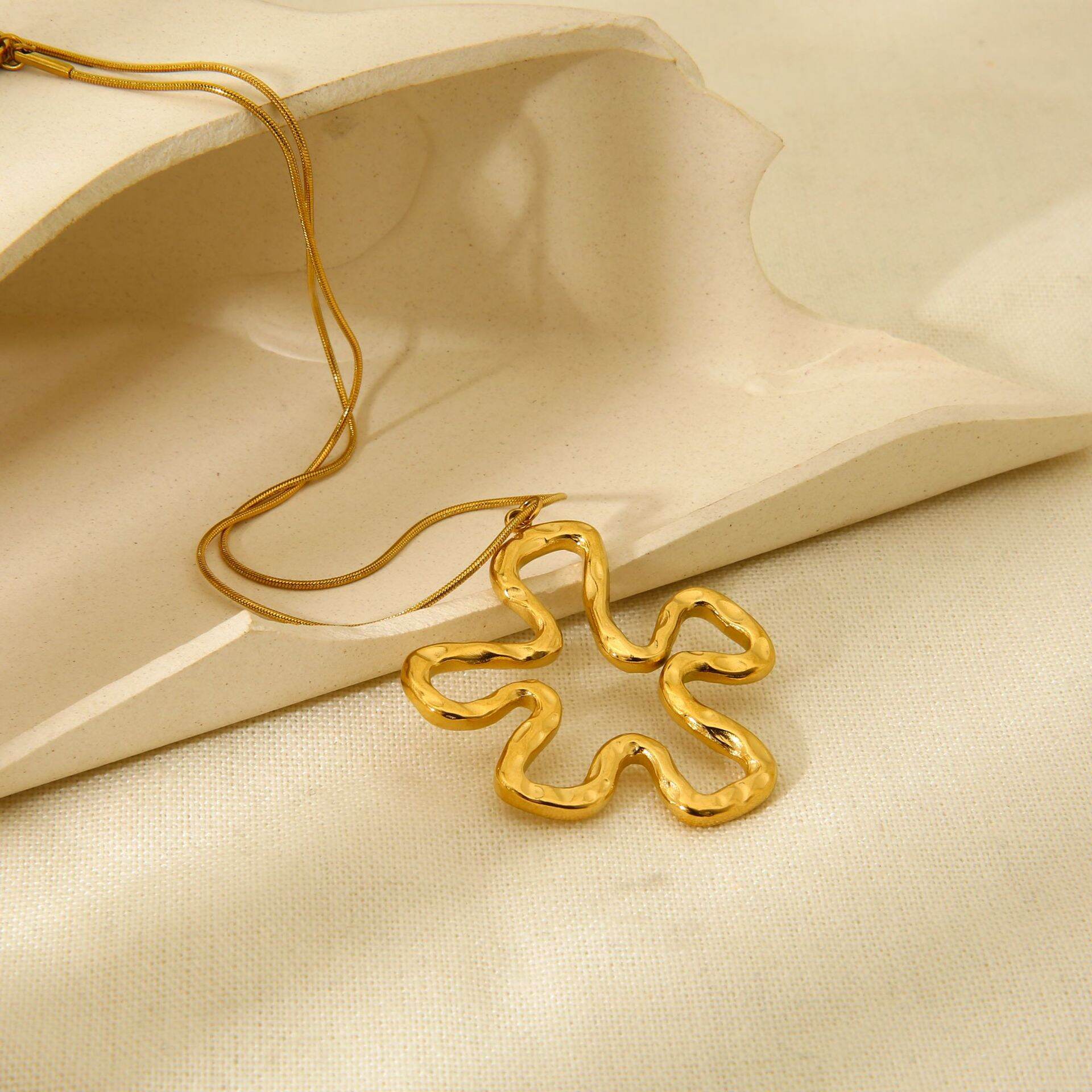 1 Pair Simple Series Daily Flower Stainless Steel Waterproof  Women's Pendant Necklaces