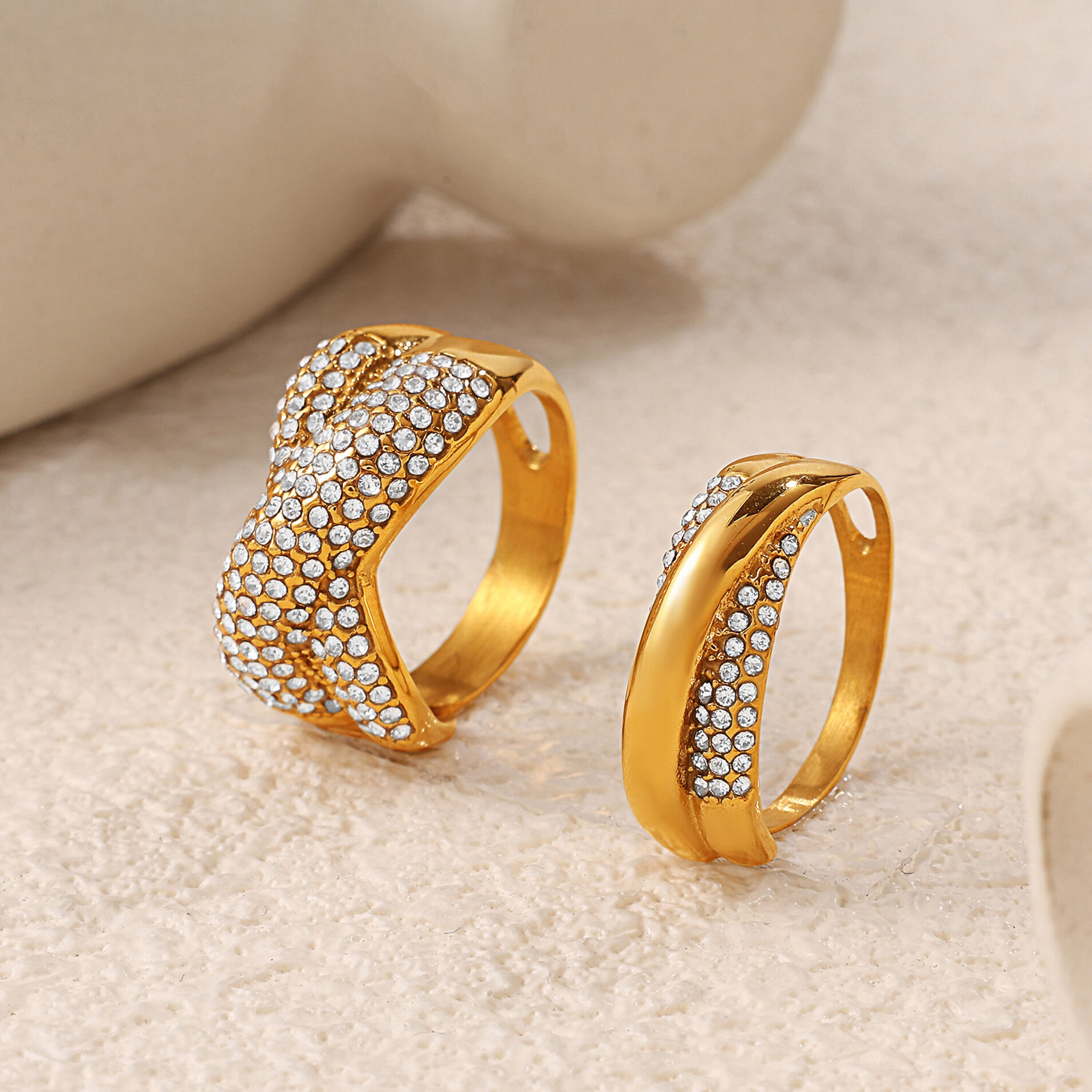Anello con pietre preziose color oro con strass, in acciaio inossidabile, di forma irregolare, impermeabile, 1 pezzo Immagine3