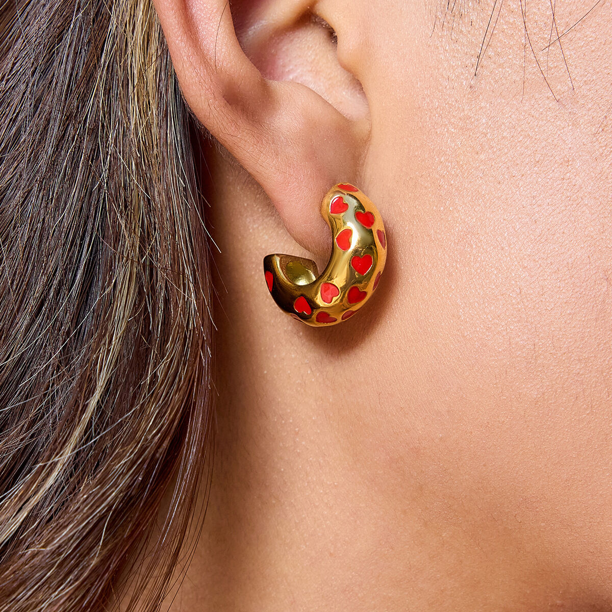 1 par de pendientes de aro de acero inoxidable con forma de corazón rojo, resistentes al agua y dorados para mujer. h5 Imagen3
