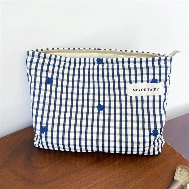 Borsa per il trucco da donna con piccoli fiori ricamati a quadretti blu, 1 pezzo