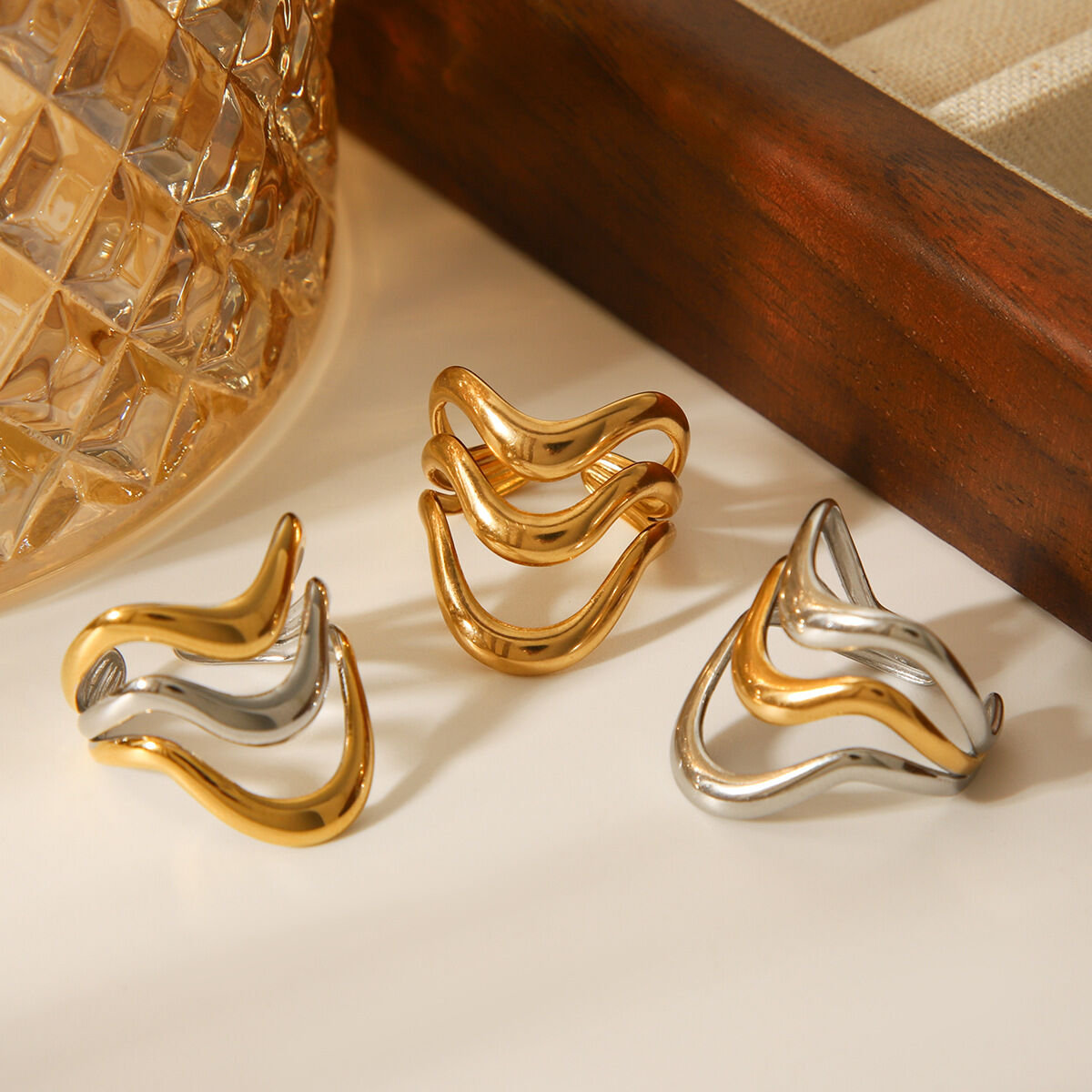 1 Stück schlichte, alltagstaugliche Statement-Ringe aus wasserfestem Edelstahl in Goldfarbe Bild5