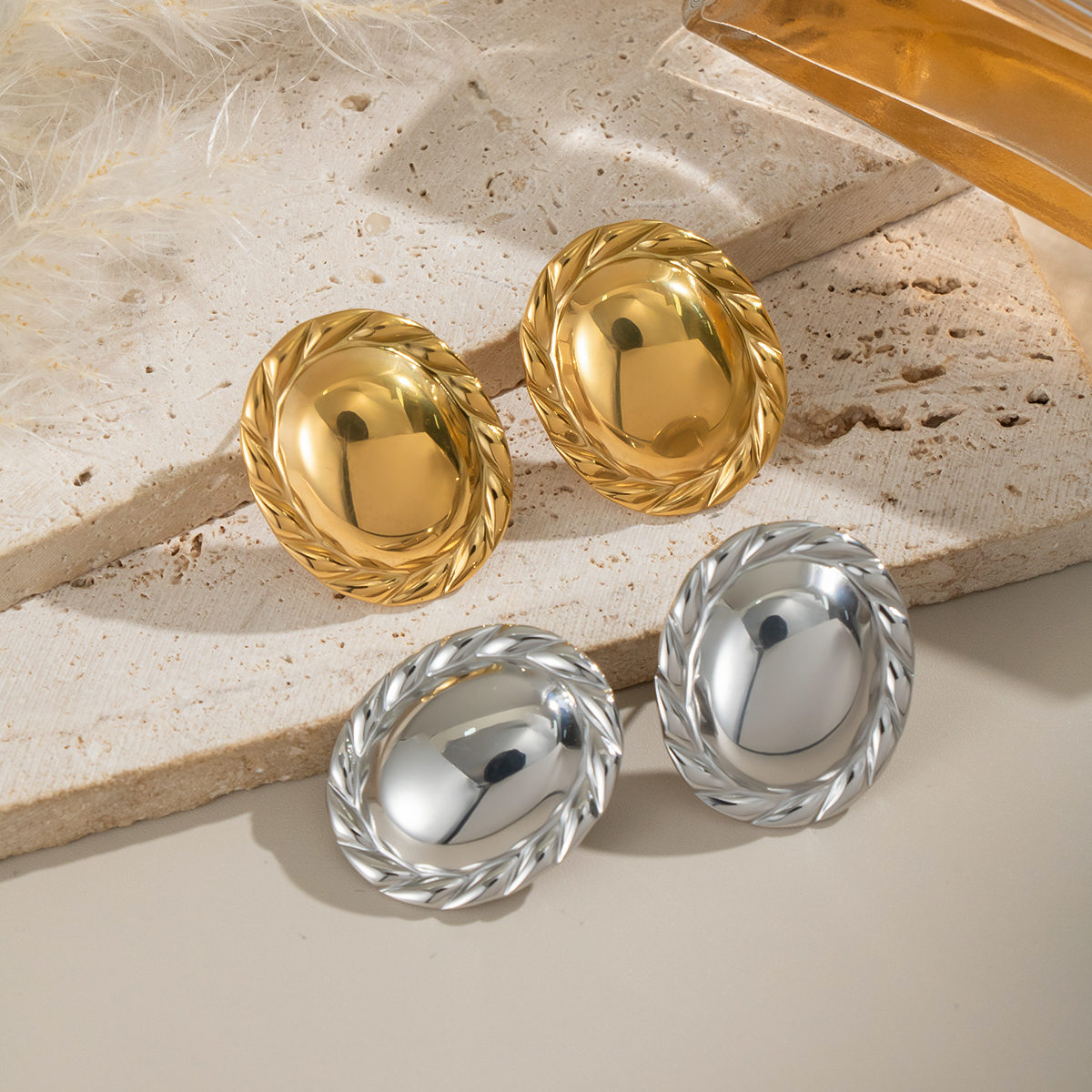 1 paio di orecchini a bottone semplici da donna in acciaio inossidabile color oro, impermeabili, adatti a tutti i giorni Immagine3