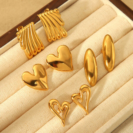 1 Pair Luxurious Series Retro Heart Stainless Steel Waterproof Women's Stud Earrings