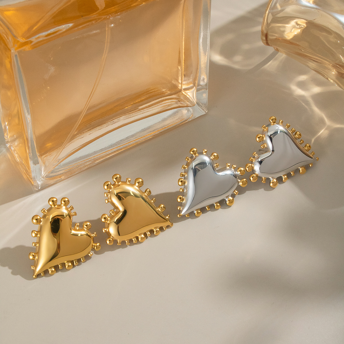 1 Paar romantische, elegante Herz-Ohrstecker aus wasserfestem Edelstahl in Goldfarbe für Damen h5 Bild3