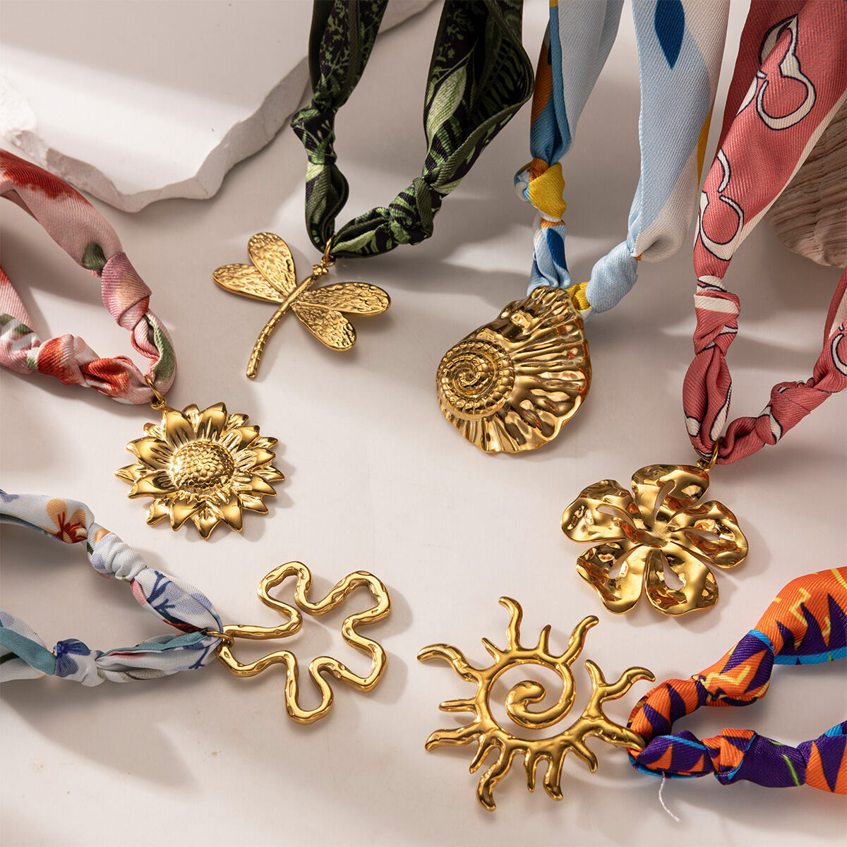 Collana con ciondolo in tessuto da 1 pezzo
