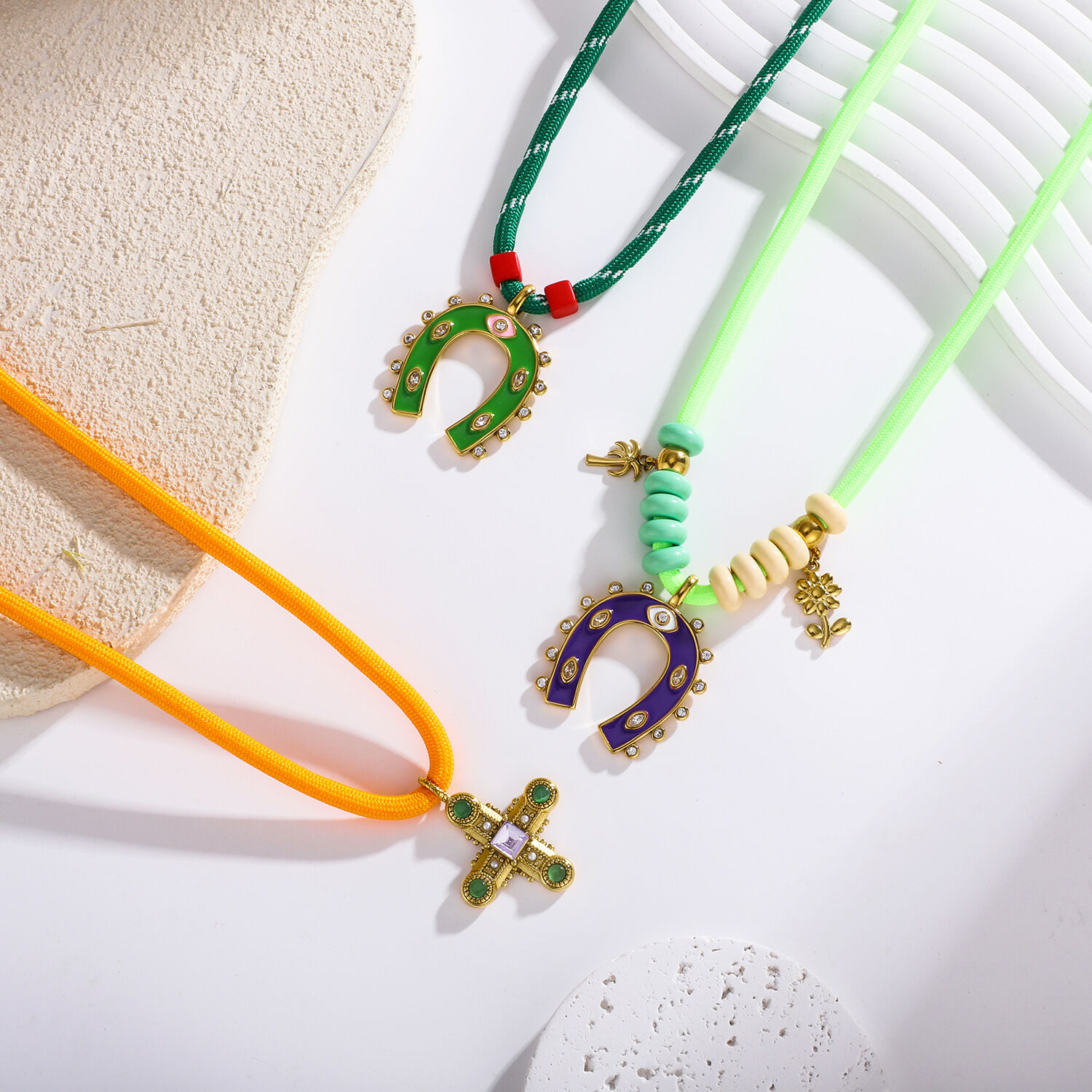 1 pezzo di collana con ciondolo da donna color oro impermeabile in acciaio inossidabile a forma di ferro di cavallo tropicale Immagine3