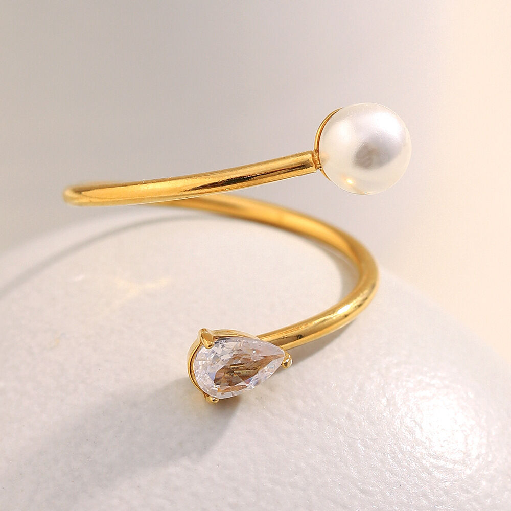 Anillo minimalista de acero inoxidable con un elegante diseño giratorio, resistente al agua y color dorado. h5Imagen3