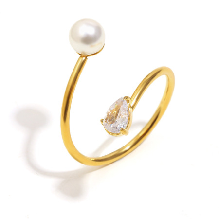 Anillo minimalista de acero inoxidable con un elegante diseño giratorio, resistente al agua y color dorado.