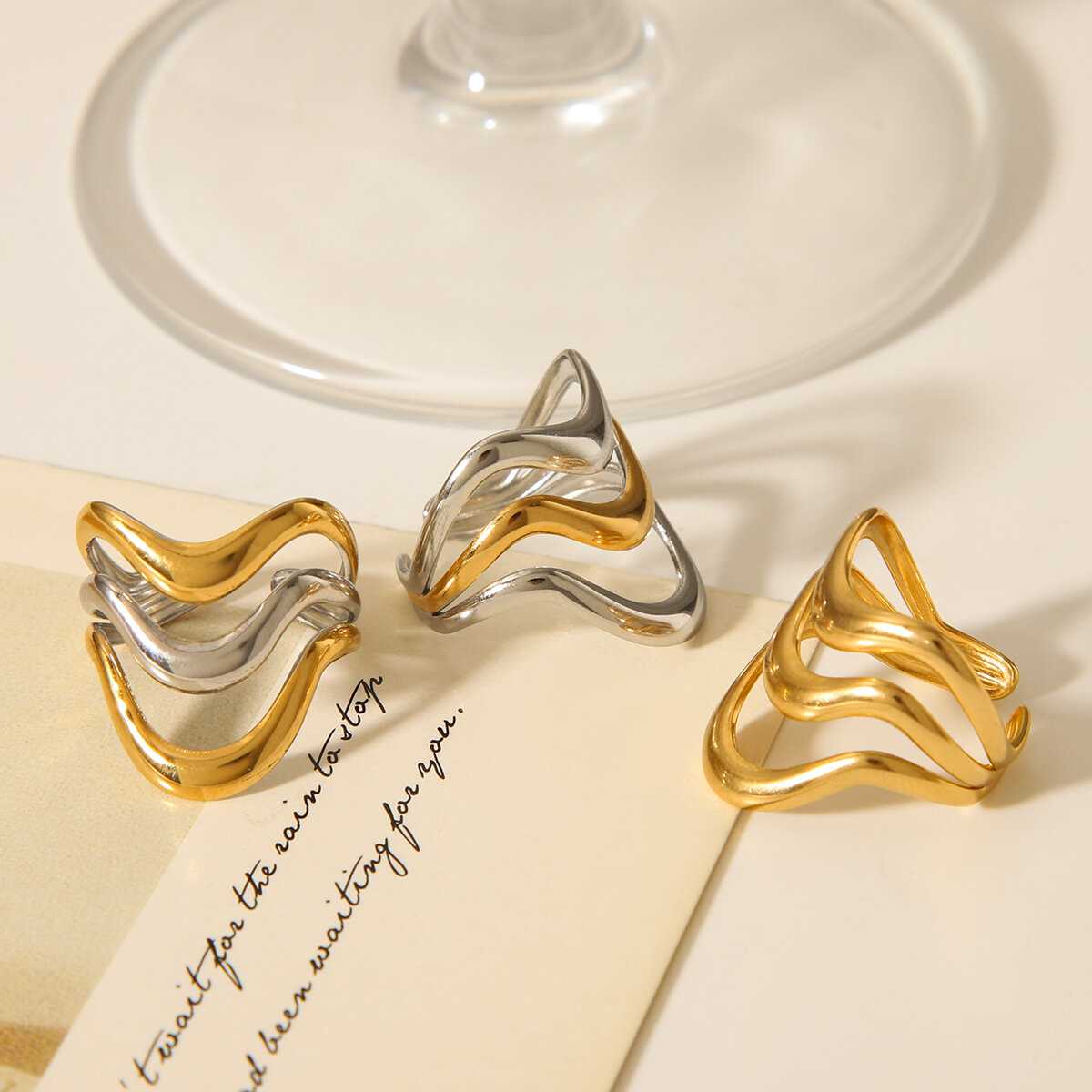1 Stück schlichte, alltagstaugliche Statement-Ringe aus wasserfestem Edelstahl in Goldfarbe h5 Bild8
