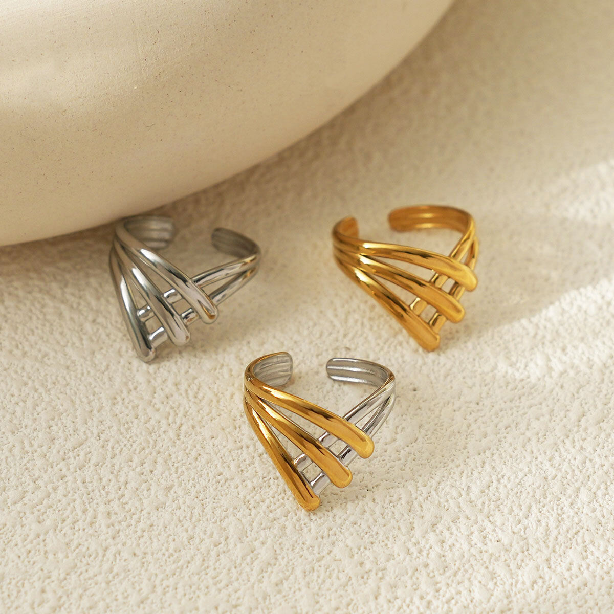 Anelli minimalisti color oro impermeabili in acciaio inossidabile dalla forma irregolare, casual e semplice, da 1 pezzo Immagine8