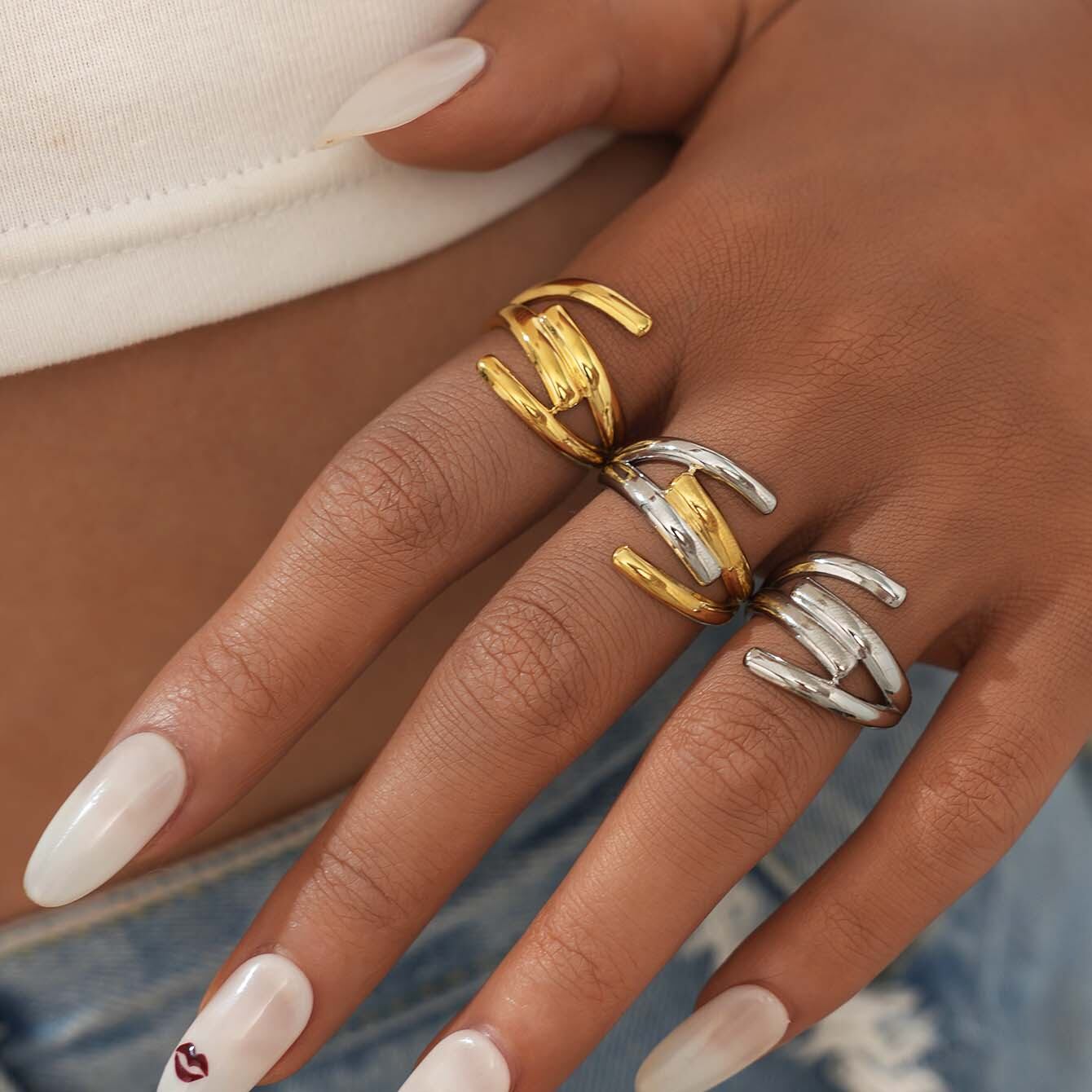 Anelli minimalisti color oro impermeabili in acciaio inossidabile dalla forma irregolare, casual e semplice, da 1 pezzo Immagine8