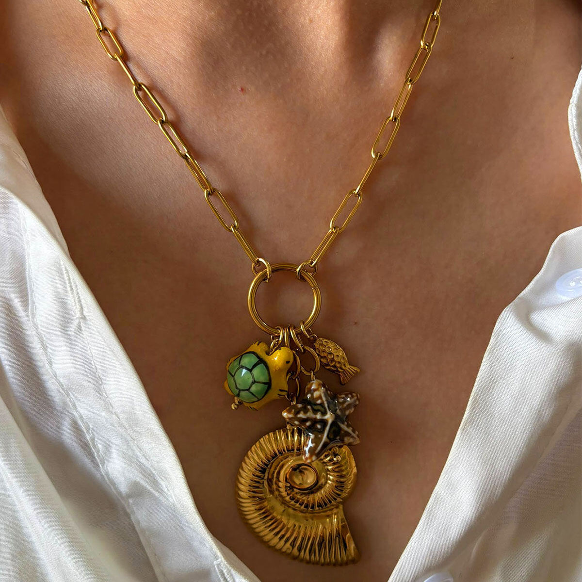 Collana con ciondolo color oro impermeabile in acciaio inossidabile con conchiglia da 1 pezzo