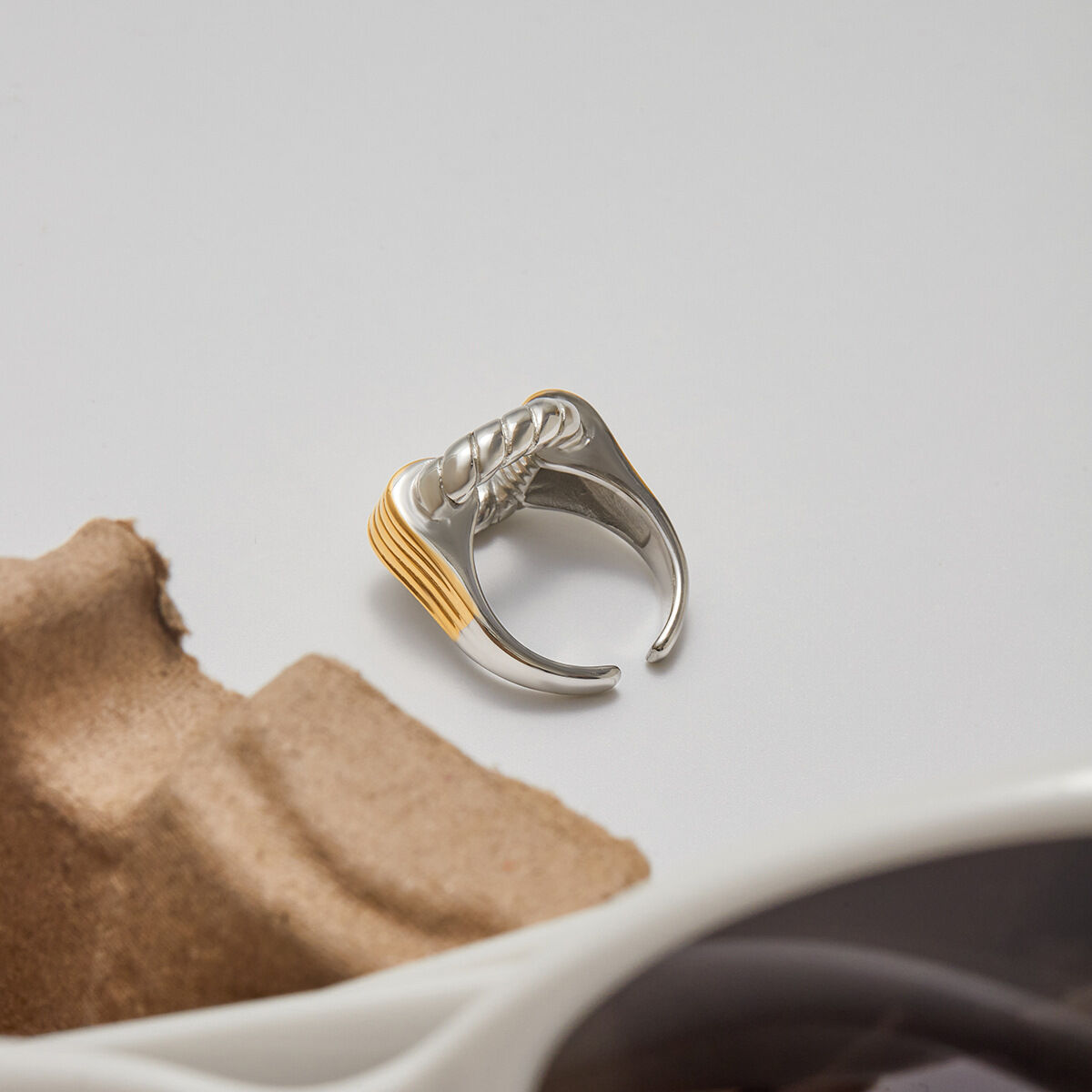 1 Stück moderner rechteckiger Statement-Ring aus wasserdichtem Edelstahl in Goldfarbe Bild6