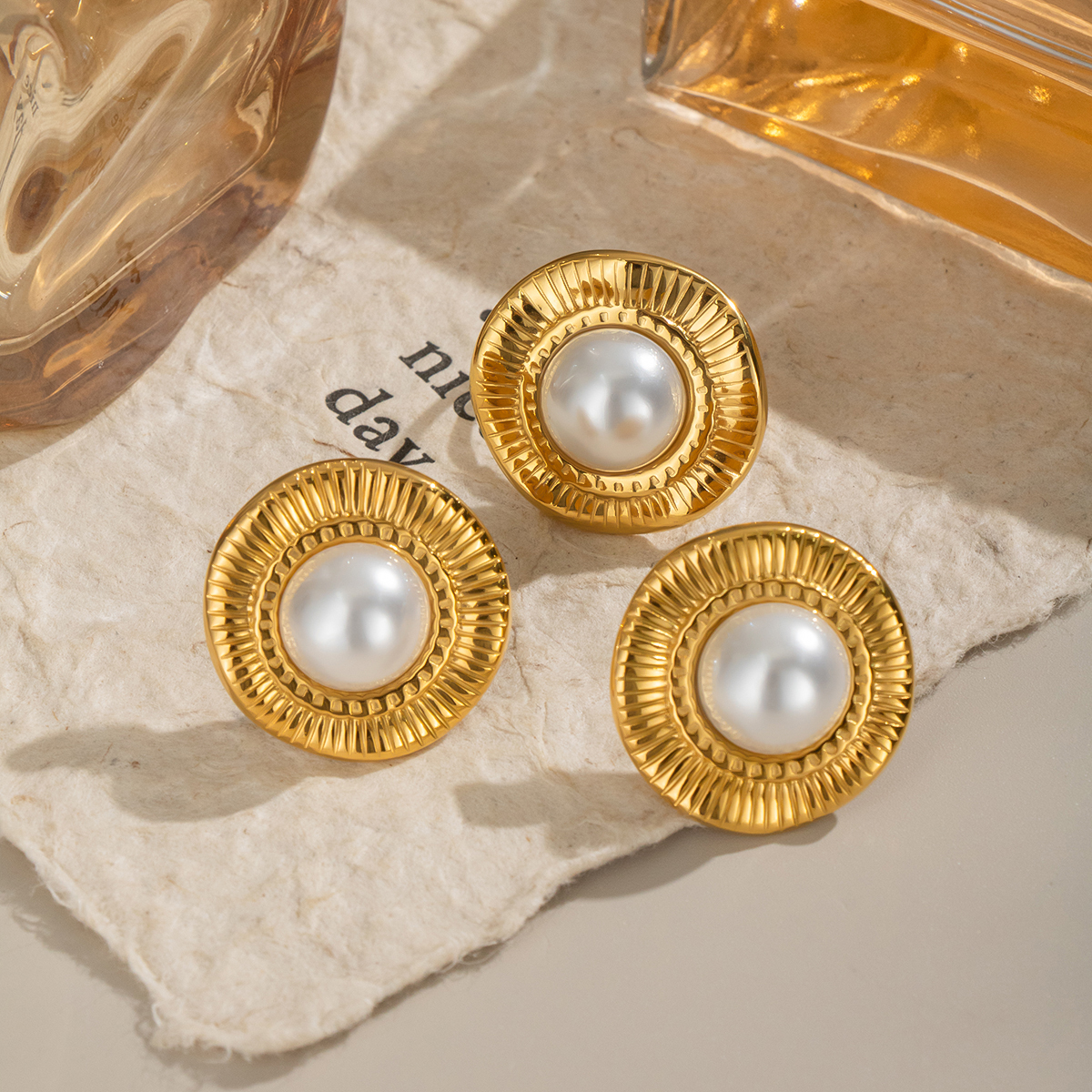1 par de elegantes pendientes de botón de acero inoxidable resistentes al agua para mujer, serie romántica