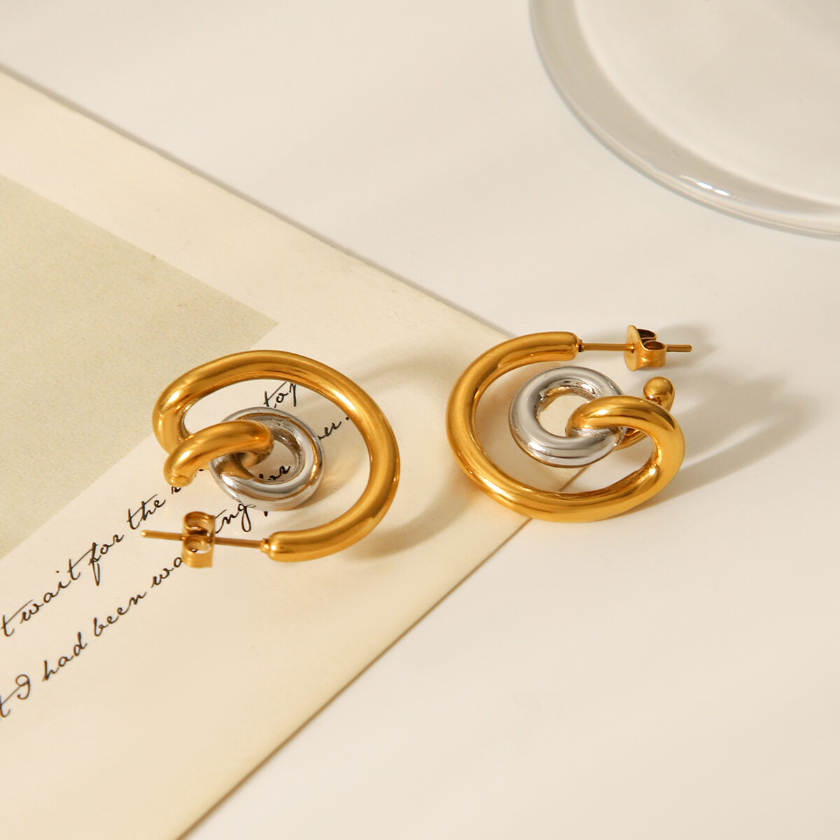 1 par de pendientes de botón de acero inoxidable con forma irregular, resistentes al agua y color dorado para mujer. Imagen3
