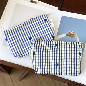Borsa per il trucco da donna con piccoli fiori ricamati a quadretti blu, 1 pezzo h5 Immagine4