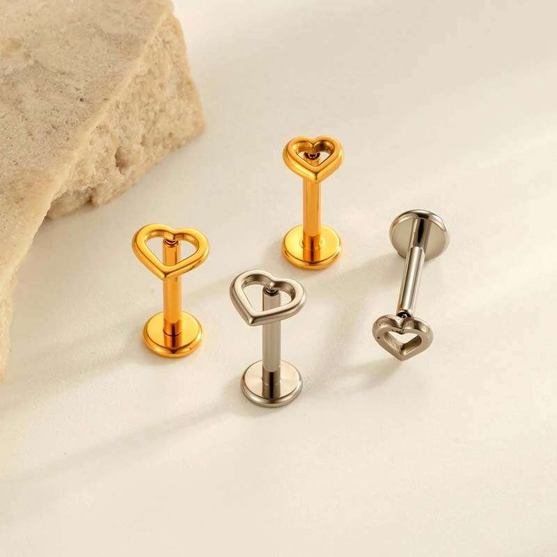 Orecchino piercing in lega di titanio color oro a forma di cuore, 1 pezzo