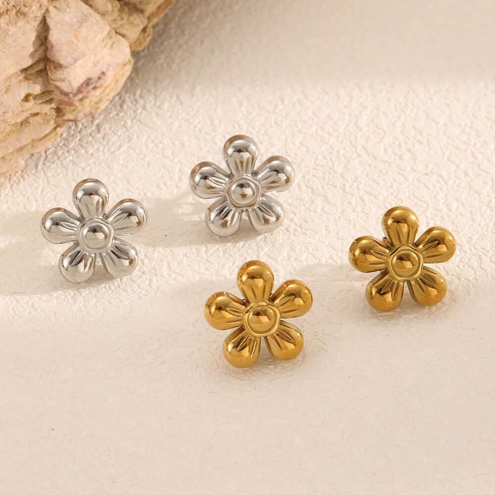 1 paio di orecchini a bottone in acciaio inossidabile color oro impermeabili a forma di fiore 2