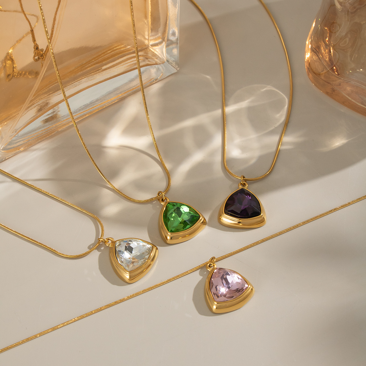 Collana con ciondolo in zircone color oro impermeabile in acciaio inossidabile triangolare da 1 pezzo 2