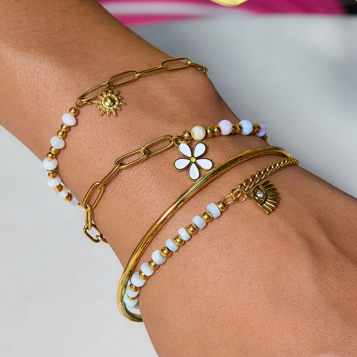 Braccialetti con ciondoli da donna color oro impermeabili in acciaio inossidabile con fiore delicato, 1 pezzo