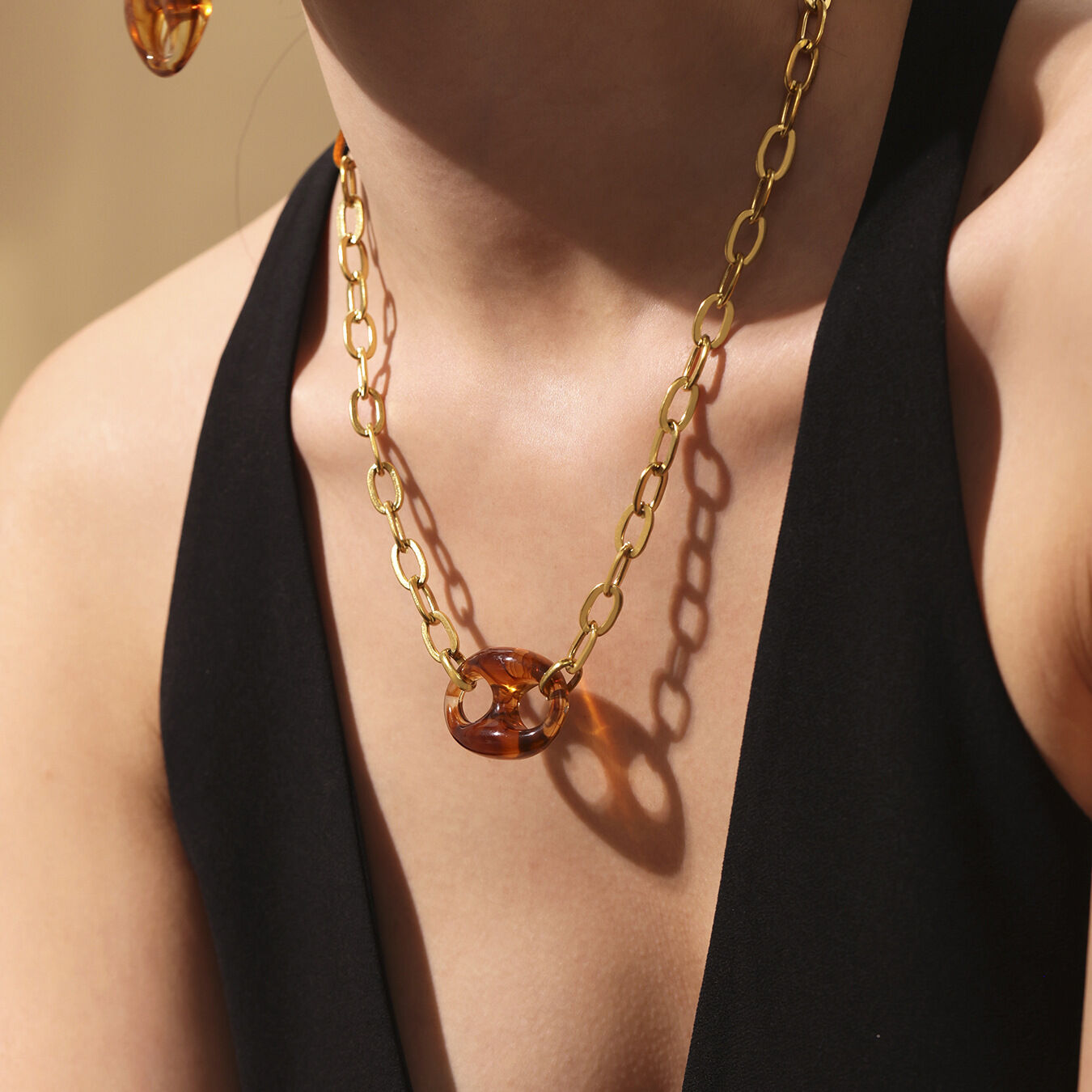 1 collar con colgante de acero inoxidable dorado resistente al agua con forma irregular elegante para mujer Imagen3