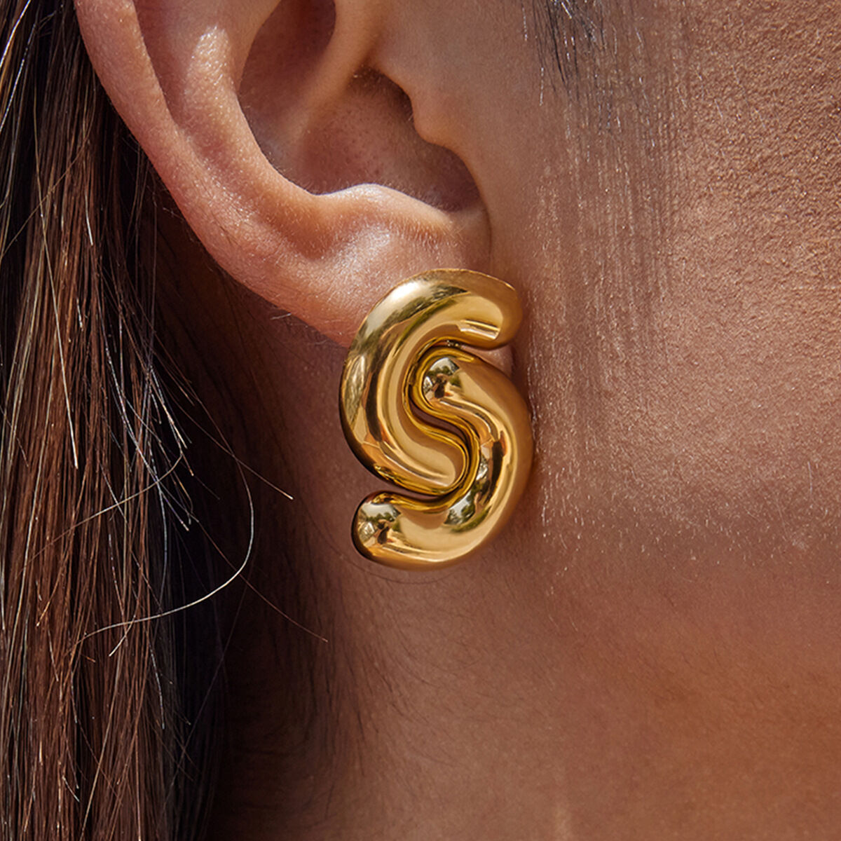 1 par de pendientes clásicos de acero inoxidable con letra S, resistentes al agua, color dorado, para mujer