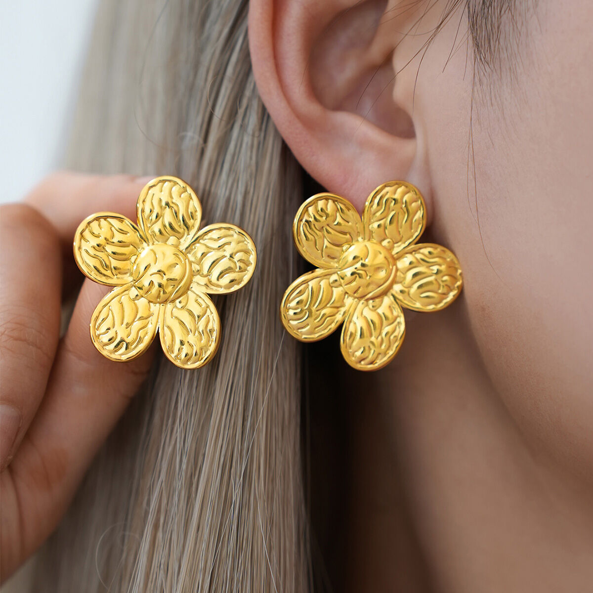 1 Pair Simple  Daily Flower Stainless Steel Waterproof  Gold Color  Women's Stud Earrings