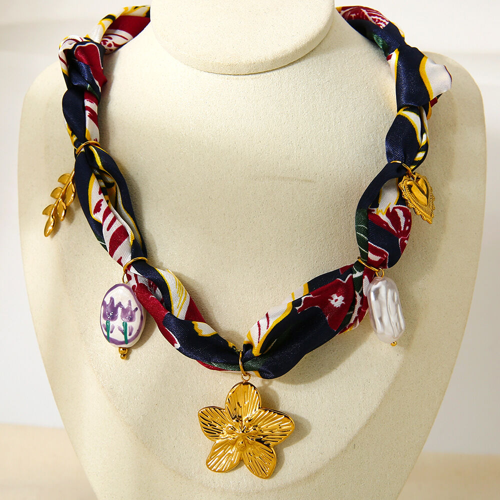 Collier avec pendentif en tissu doré et fleur, 1 pièce Image4