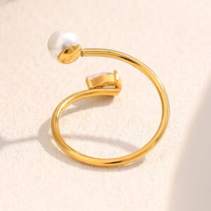 Anillo minimalista de acero inoxidable con un elegante diseño giratorio, resistente al agua y color dorado. h5 Imagen6
