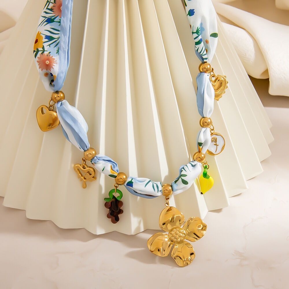 1 collar con colgante de tela con flores Imagen3
