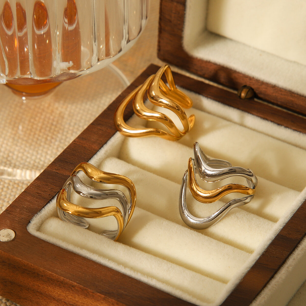 1 Stück schlichte, alltagstaugliche Statement-Ringe aus wasserfestem Edelstahl in Goldfarbe Bild7