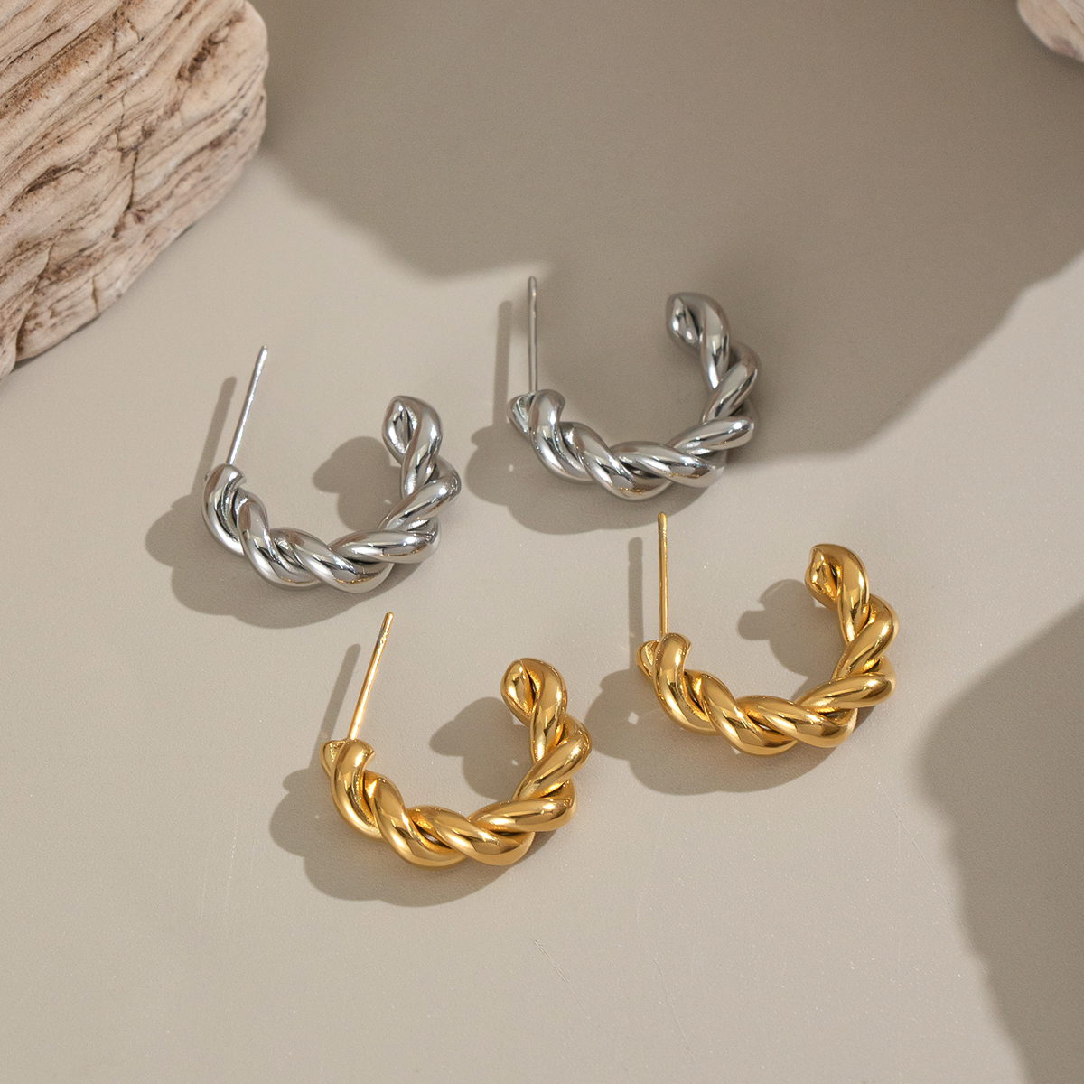 1 paio di orecchini a cerchio in acciaio inossidabile color oro impermeabili 2