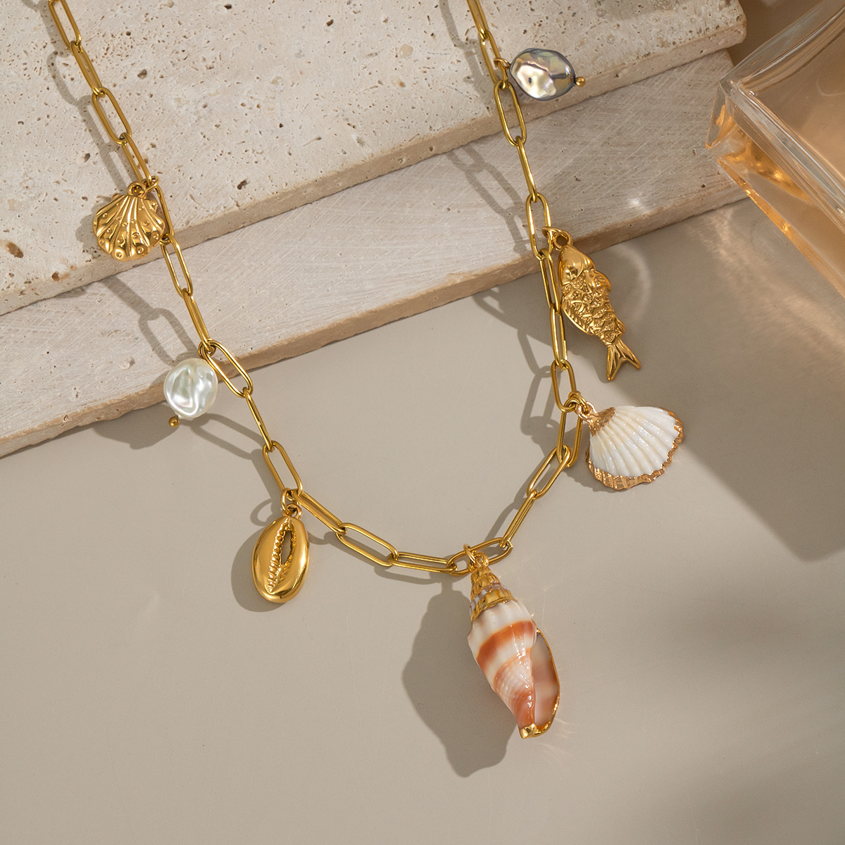 Collana con ciondolo color oro impermeabile in acciaio inossidabile con conchiglia da 1 pezzo