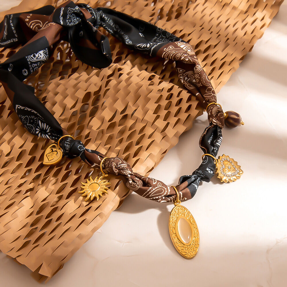 Collana con ciondolo a forma di cuore con sciarpa, 1 pezzo Immagine3