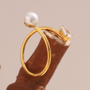 Anillo minimalista de acero inoxidable con un elegante diseño giratorio, resistente al agua y color dorado. h5 Imagen7