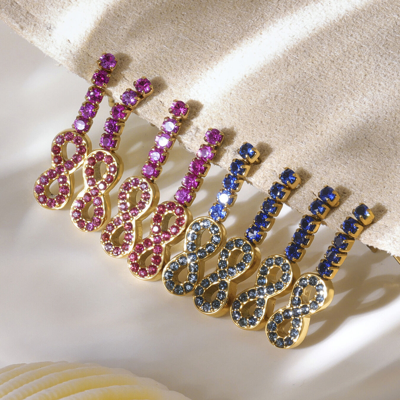 1 Paar luxuriöse, wasserfeste Damen-Ohrstecker aus Edelstahl in Goldfarbe mit Zirkonia in Infinity-Form h5 Bild4