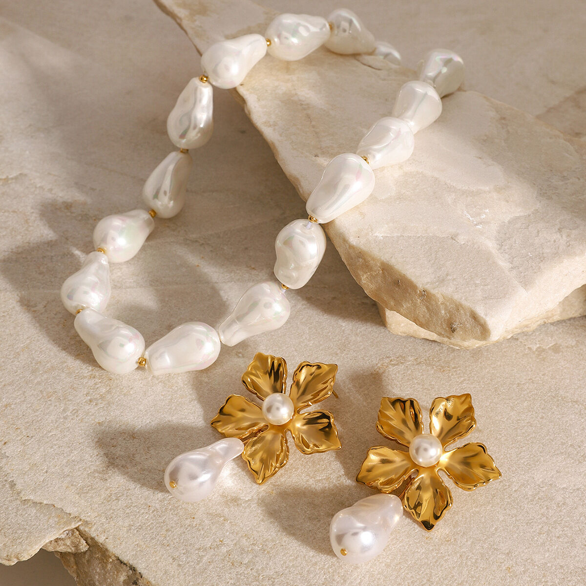 1 pieza de pendientes colgantes de acero inoxidable resistentes al agua con diseño de flores retro de la serie clásica para mujer 2