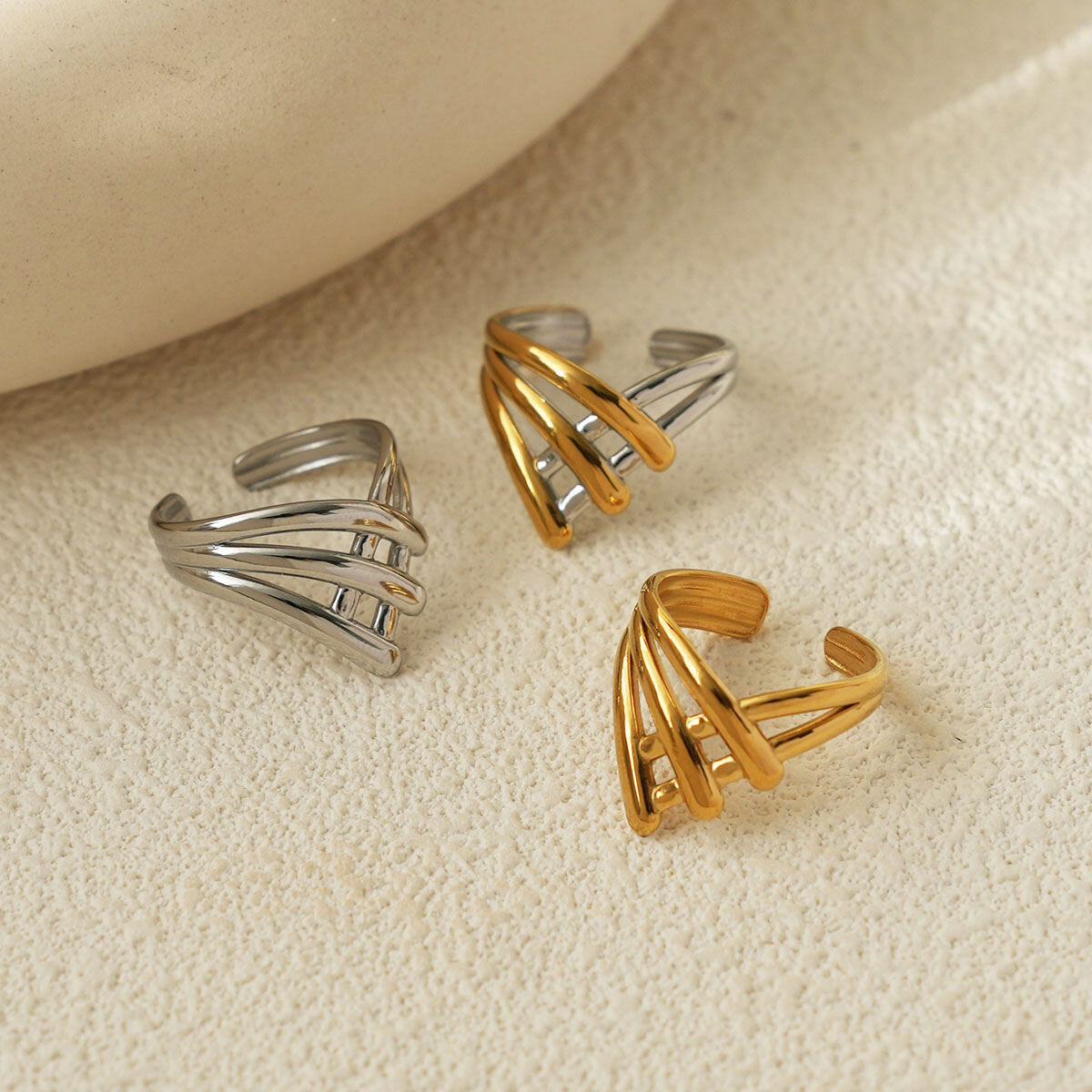 Anelli minimalisti color oro impermeabili in acciaio inossidabile dalla forma irregolare, casual e semplice, da 1 pezzo h5 Immagine3