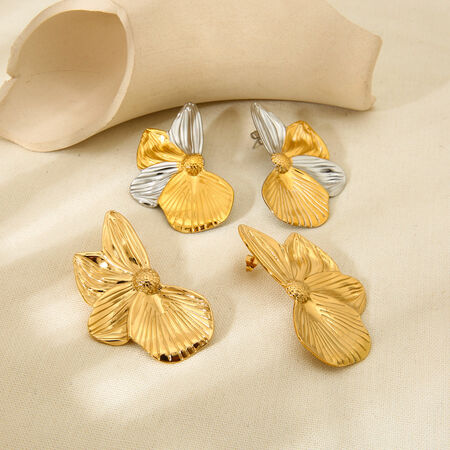 1 Pair Luxurious Retro Flower Stainless Steel Waterproof Women's Stud Earrings
