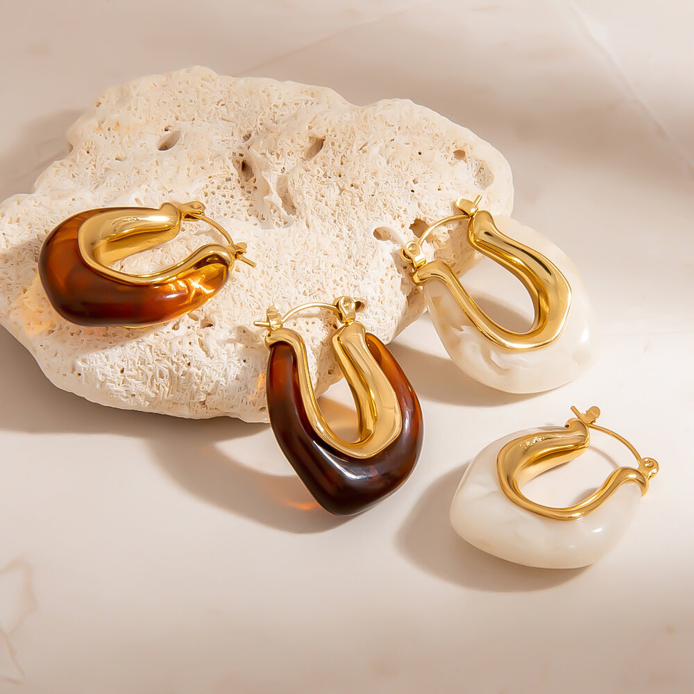 1 par de pendientes de aro sencillos de acero inoxidable con forma irregular para mujer, resistentes al agua y de uso diario.